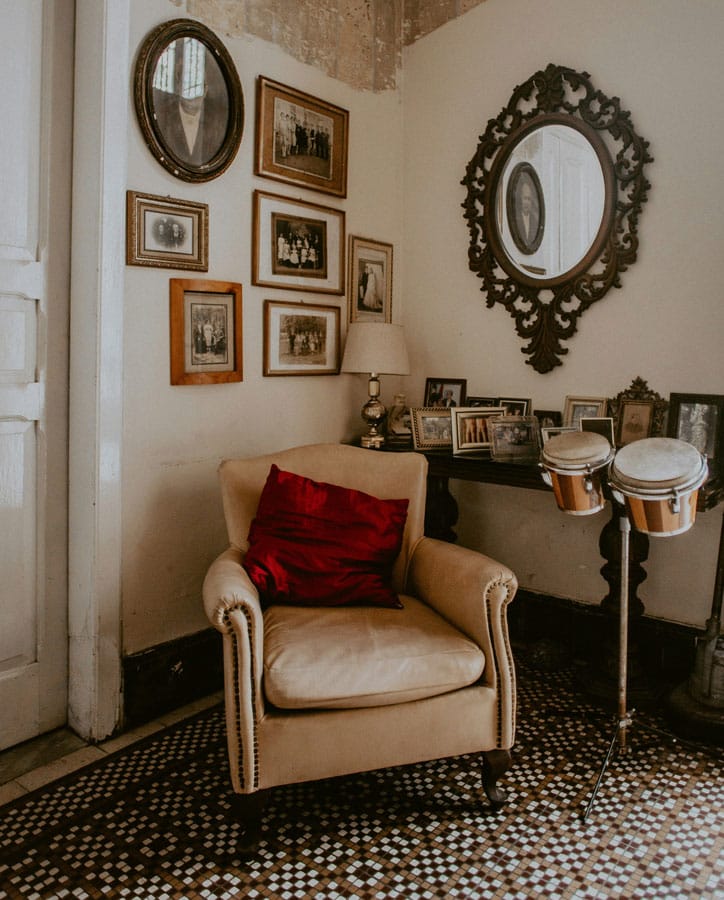 Detalle de un mueble antiguo con fotos familiares que cuentan su historia.