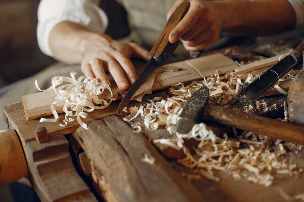 Ebanistería es la técnica de trabajar maderas de alta calidad y construir muebles de alta calidad con ellas.