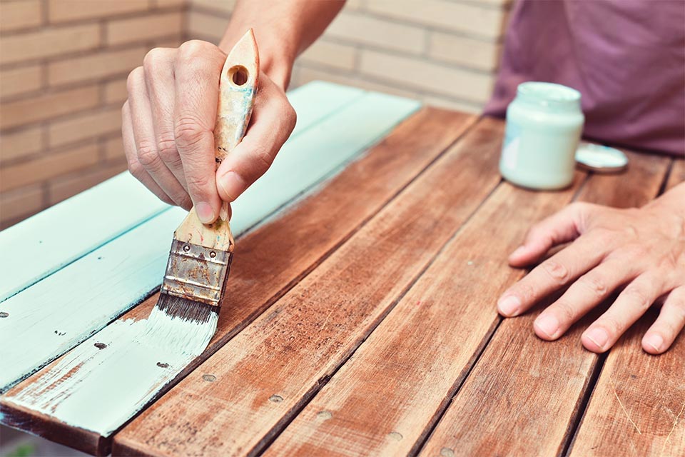 Aplicando el color del año 2025 en madera. Elegir el color adecuado puede revitalizar tus muebles de madera.