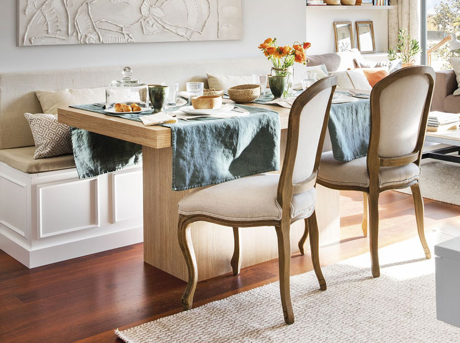 Comedor moderno con sillas combinadas y mesa restaurada que conserva su esencia y encaja en cualquier época.