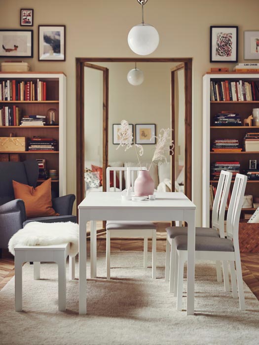 Comedor blanco impecable, de líneas limpias y luz perfecta. ¿Aguantará el ritmo de una casa que se mueve de verdad?
