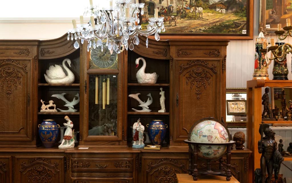 Vitrina en madera tallada que guarda historia y elegancia en cada detalle.