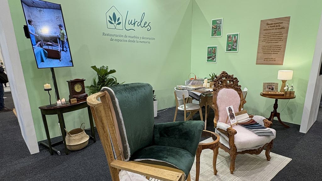 Stand de Lurdes en Feria EVA home 2025 dentro del pabellón Home & Decor, mostrando muebles restaurados y objetos con historia.