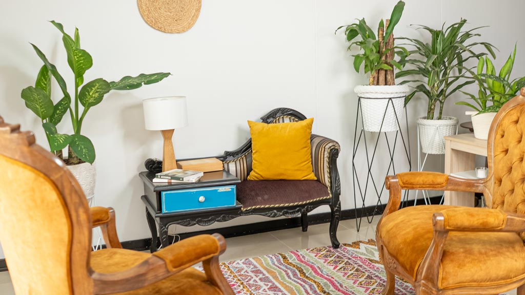 Sala restaurada publicada en El Nuevo Siglo, donde lo antiguo y moderno se fusionan en un ambiente lleno de memoria y calidez.